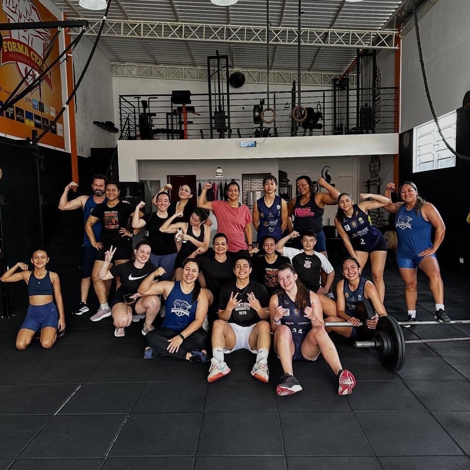 Alunos do CT Forma Certa reunidos no box depois do treino